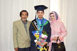 Manfaatkan Internet Untuk Belajar, Fauzan Jadi Wisudawan Terbaik Darmajaya Manfaatkan Internet Untuk Belajar, Fauzan Jadi Wisudawan Terbaik Darmajaya