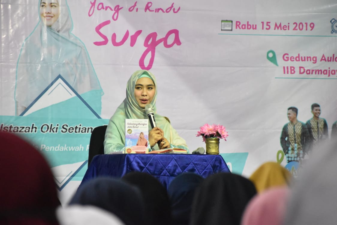 Seminar Kemuslimahan di Darmajaya, Oki Setiana Dewi: Ini Empat Sifat Wanita Terbaik di Dunia Seminar Kemuslimahan di Darmajaya, Oki Setiana Dewi: Ini Empat Sifat Wanita Terbaik di Dunia