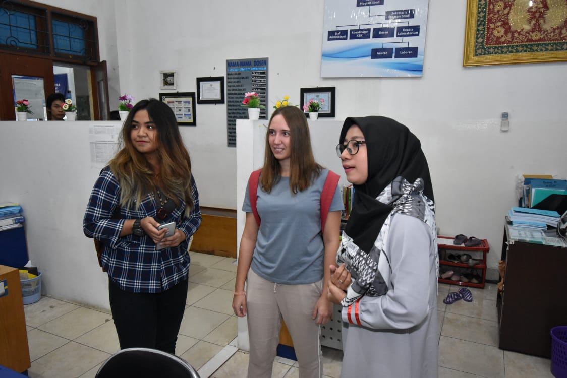 Mahasiswi Rusia akan Belajar di IIB Darmajaya Selama Satu Semester Mahasiswi Rusia akan Belajar di IIB Darmajaya Selama Satu Semester