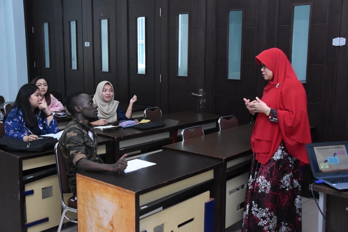 Kuliah di Darmajaya, Mahasiswa asal Uganda Senang Belajar Budaya dan Bahasa Indonesia Kuliah di Darmajaya, Mahasiswa asal Uganda Senang Belajar Budaya dan Bahasa Indonesia