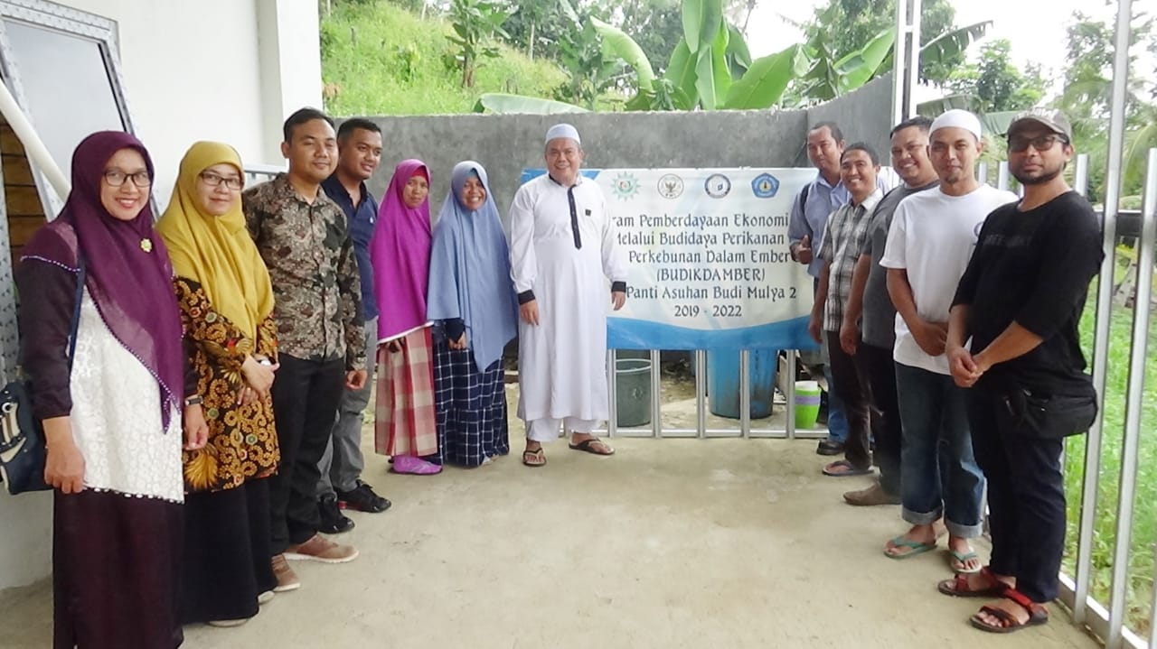 Rektor IIB Darmajaya Panen Perdana dan Ikuti Lelang Budikdamber Rektor IIB Darmajaya Panen Perdana dan Ikuti Lelang Budikdamber