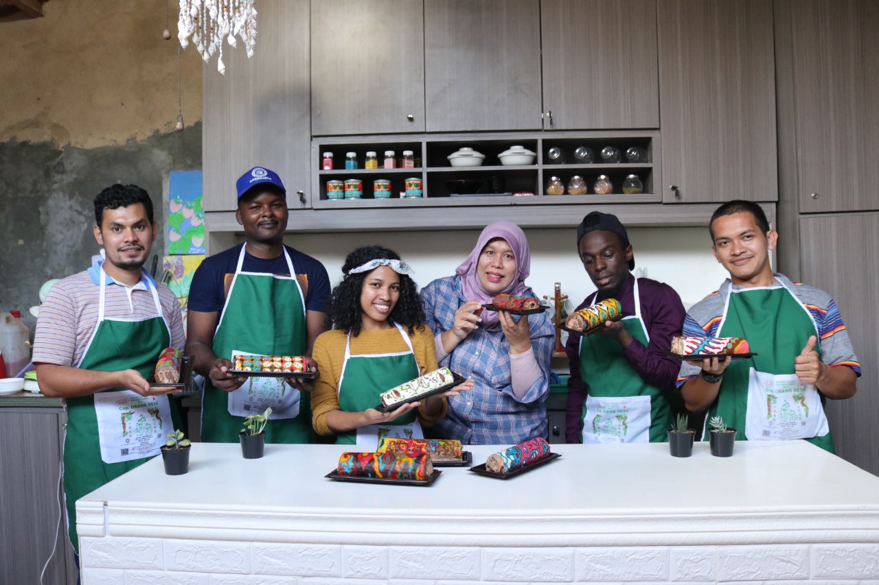Mahasiswa Internasional IIB Darmajaya Belajar Buat Kue Bermotif Batik Mahasiswa Internasional IIB Darmajaya Belajar Buat Kue Bermotif Batik