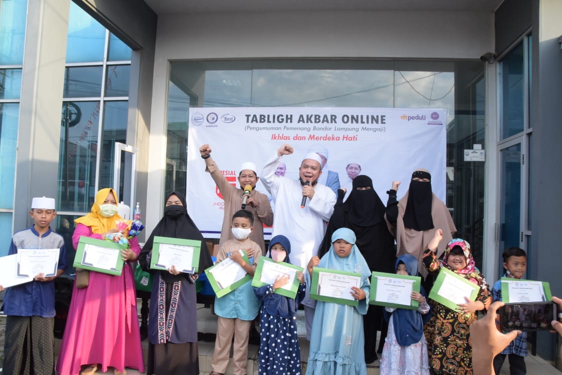 Serahkan Hadiah, Rektor IIB Darmajaya akan Jadikan Bandar Lampung Mengaji Kegiatan Tahunan Serahkan Hadiah, Rektor IIB Darmajaya akan Jadikan Bandar Lampung Mengaji Kegiatan Tahunan