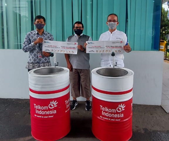 IIB Darmajaya Terima Bantuan 2 Unit Wastafel dari Telkom IIB Darmajaya Terima Bantuan 2 Unit Wastafel dari Telkom