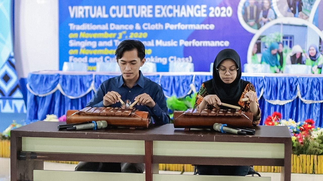 Virtual Culture Exchange, Mahasiswa IIB Darmajaya Nyanyikan Lagu Lampung dan Mainkan Cetik Virtual Culture Exchange, Mahasiswa IIB Darmajaya Nyanyikan Lagu Lampung dan Mainkan Cetik