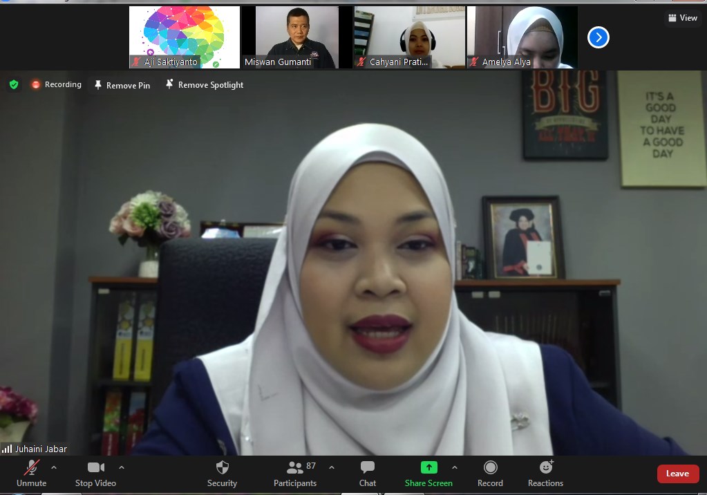 Professor dari UTeM Mengajar Mahasiswa Prodi Manajemen di Kampus Biru Professor dari UTeM Mengajar Mahasiswa Prodi Manajemen di Kampus Biru