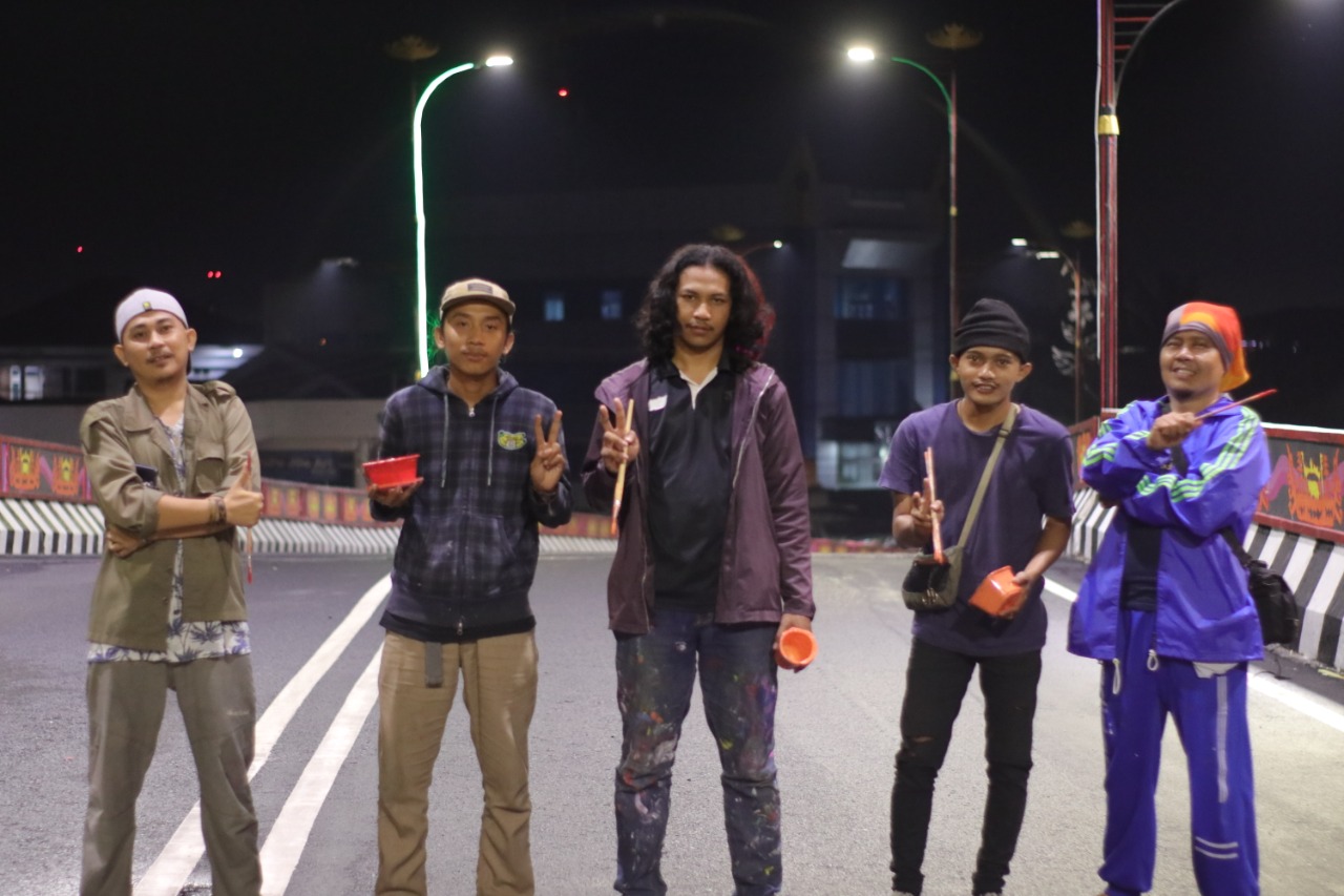 Mahasiswa dan Alumni IIB Darmajaya Ikut Percantik Fly Over Jalan Sultan Agung dengan Mural Mahasiswa dan Alumni IIB Darmajaya Ikut Percantik Fly Over Jalan Sultan Agung dengan Mural