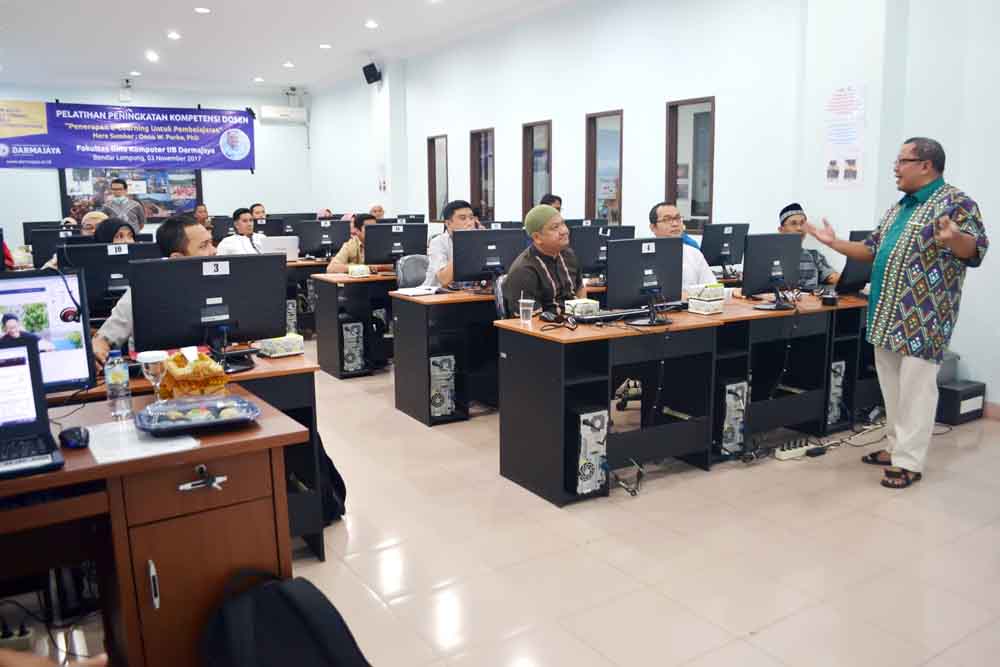 Tingkatkan Kompetensi Dosen Darmajaya, Onno W Purbo Latih Penerapan E-Learning Tingkatkan Kompetensi Dosen Darmajaya, Onno W Purbo Latih Penerapan E-Learning