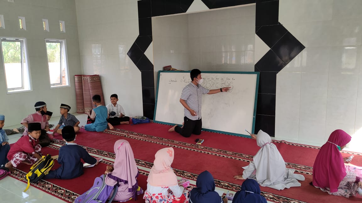 Kampus Mengajar, Tiga Mahasiswa Prodi Manajemen Bantu Buat Video Pembelajaran dan Persiapkan Ujian Murid Kampus Mengajar, Tiga Mahasiswa Prodi Manajemen Bantu Buat Video Pembelajaran dan Persiapkan Ujian Murid