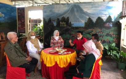 Finalis Duta Kopi Indonesia 2021 Clarissa Aurellia Belajar Pengolahan Kopi dan Pengemasannya dari UMKM di Lampung Barat