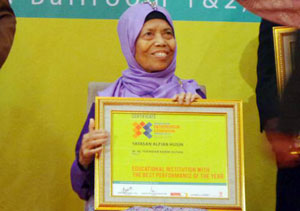Selamat kepada ketua Yayasan Alfian Husin dr. Hj. Yoenidar Karim Alfian Selamat kepada ketua Yayasan Alfian Husin dr. Hj. Yoenidar Karim Alfian