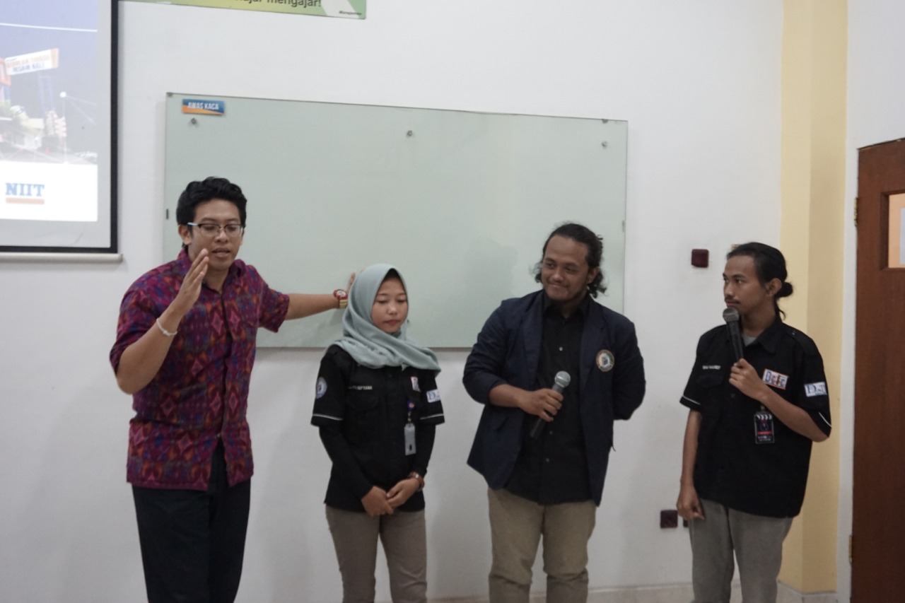 UKM DCFC Kunjungan Wisata Belajar di Empat Kota UKM DCFC Kunjungan Wisata Belajar di Empat Kota