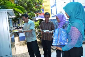 REKTOR IBI DARMAJAYA RANGSANG MAHASISWA MENYUMBANGKAN BUKU REKTOR IBI DARMAJAYA RANGSANG MAHASISWA MENYUMBANGKAN BUKU