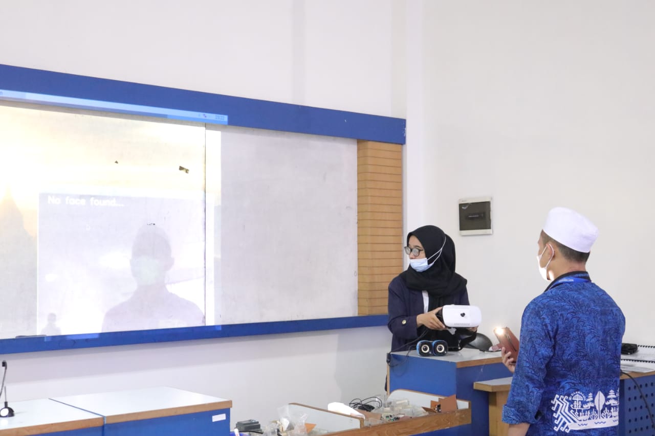 Mahasiswi Sistem Komputer Darmajaya Buat Alat Pendeteksi Masker untuk Tunanetra Mahasiswi Sistem Komputer Darmajaya Buat Alat Pendeteksi Masker untuk Tunanetra