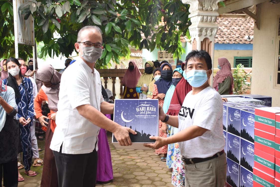 Jalin Silaturahmi, IIB Darmajaya Beri Bingkisan Lebaran kepada Warga Sekitar Kampus Jalin Silaturahmi, IIB Darmajaya Beri Bingkisan Lebaran kepada Warga Sekitar Kampus