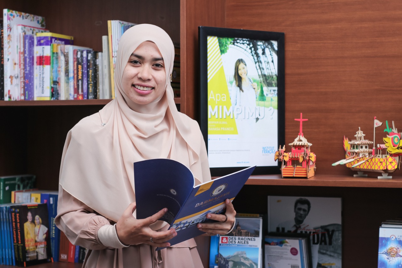 Lulusan IIB Darmajaya asal Thailand ini Langsung Diterima Kerja di KBRI Bangkok Lulusan IIB Darmajaya asal Thailand ini Langsung Diterima Kerja di KBRI Bangkok