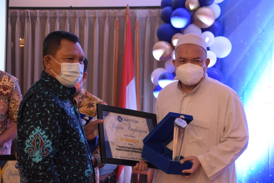 Rektor Darmajaya Dedikasikan Penghargaan Pelopor Beasiswa Penghapal Al-Quran kepada Civitas Academica Rektor Darmajaya Dedikasikan Penghargaan Pelopor Beasiswa Penghapal Al-Quran kepada Civitas Academica