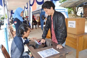 PASANGAN KOMANG WARDIASA DAN DONI IRAWAN, TERPILIH PRESIDEN BEM IBI DARMAJAYA PASANGAN KOMANG WARDIASA DAN DONI IRAWAN, TERPILIH PRESIDEN BEM IBI DARMAJAYA