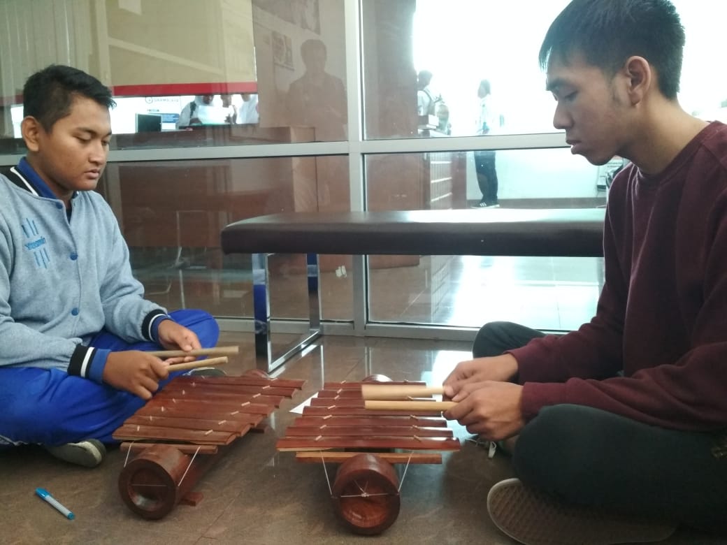 Mahasiswa Vietnam Ini Belajar Cetik Lampung di IIB Darmajaya Mahasiswa Vietnam Ini Belajar Cetik Lampung di IIB Darmajaya