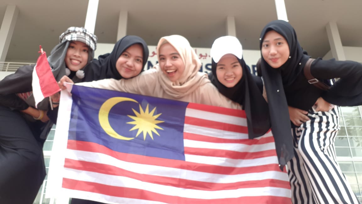 Mahasiswi IIB Darmajaya Kuliah di Malaysia : Home Sick, Dosen Humble Hingga Makanan Aneh Mahasiswi IIB Darmajaya Kuliah di Malaysia : Home Sick, Dosen Humble Hingga Makanan Aneh