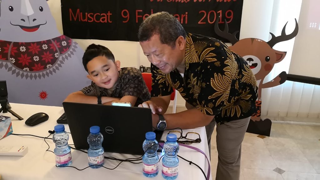 Pakar IT Darmajaya Onno W Purbo Ajarkan Aplikasi Android Anak-anak Indonesia di Oman. Pakar IT Darmajaya Onno W Purbo Ajarkan Aplikasi Android Anak-anak Indonesia di Oman.