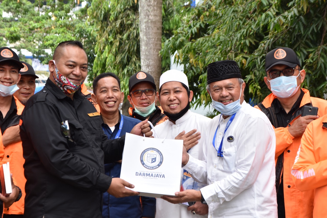 Kunjungan ke IIB Darmajaya, Yayasan Majelis Peduli Masyarakat Bagikan Buku Kunjungan ke IIB Darmajaya, Yayasan Majelis Peduli Masyarakat Bagikan Buku
