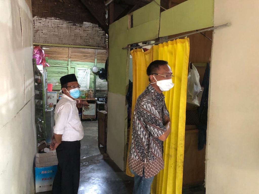 Kunjungi Mahasiswa Penerima KIP IIB Darmajaya, Ketua Yayasan Alfian Husin Berencana Perbaiki Rumahnya Kunjungi Mahasiswa Penerima KIP IIB Darmajaya, Ketua Yayasan Alfian Husin Berencana Perbaiki Rumahnya
