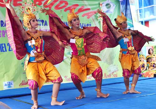 Tari Merak Angelo Bawa Pasraman Dewi Saraswati Juarai Lomba Tari Bali Perade Budaya Darmajaya Tari Merak Angelo Bawa Pasraman Dewi Saraswati Juarai Lomba Tari Bali Perade Budaya Darmajaya