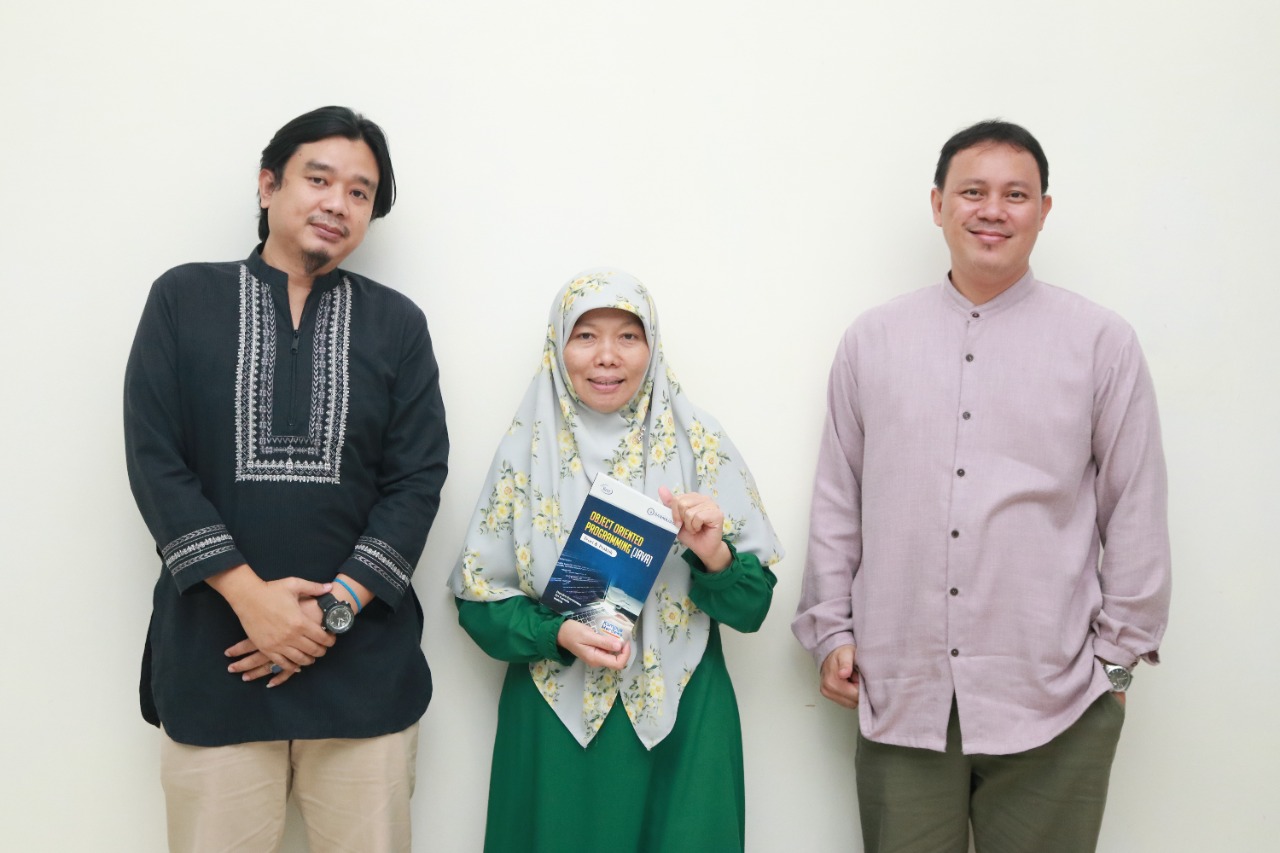 Tiga Dosen Kampus The Best ini Terbitkan Buku Ajar OBJECT ORIENTED PROGRAMMING (JAVA) Teori & Praktik Tiga Dosen Kampus The Best ini Terbitkan Buku Ajar OBJECT ORIENTED PROGRAMMING (JAVA) Teori & Praktik