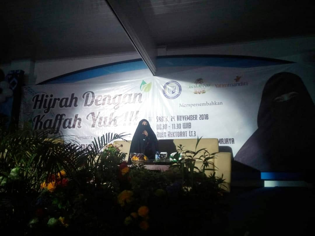Umi Pipik Ajak Mahasiswa Darmajaya, Hijrah Dengan Kaffah Umi Pipik Ajak Mahasiswa Darmajaya, Hijrah Dengan Kaffah