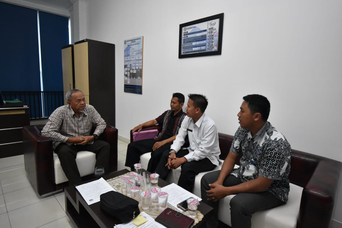 Kerjasama dengan IIB Darmajaya, SMAN 1 Padangcermin Ingin Diajarkan Desain Grafis dan Bahasa Asing Kerjasama dengan IIB Darmajaya, SMAN 1 Padangcermin Ingin Diajarkan Desain Grafis dan Bahasa Asing