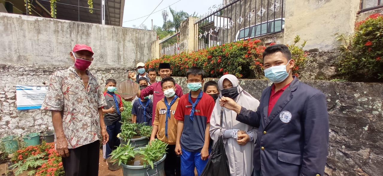 Pengabdian kepada Masyarakat, Dosen IIB Darmajaya Panen Ikan Lele Budikdamber Pengabdian kepada Masyarakat, Dosen IIB Darmajaya Panen Ikan Lele Budikdamber