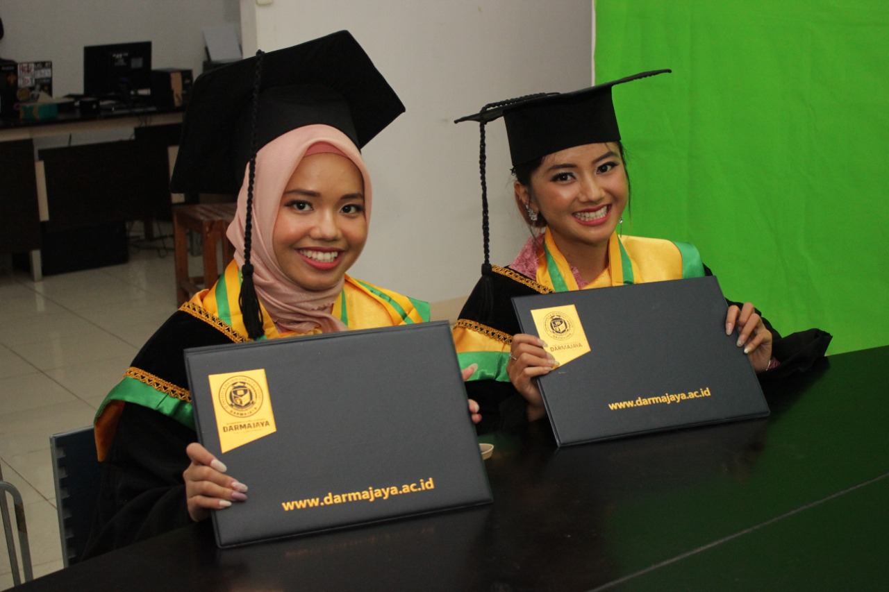 Wisuda Bareng, ini Cerita Kakak Beradik Raih Cum Laude di IIB Darmajaya Wisuda Bareng, ini Cerita Kakak Beradik Raih Cum Laude di IIB Darmajaya