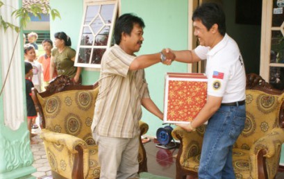 IBI Darmajaya Serahkan Bingkisan Lebaran Kepada Warga Sekitar