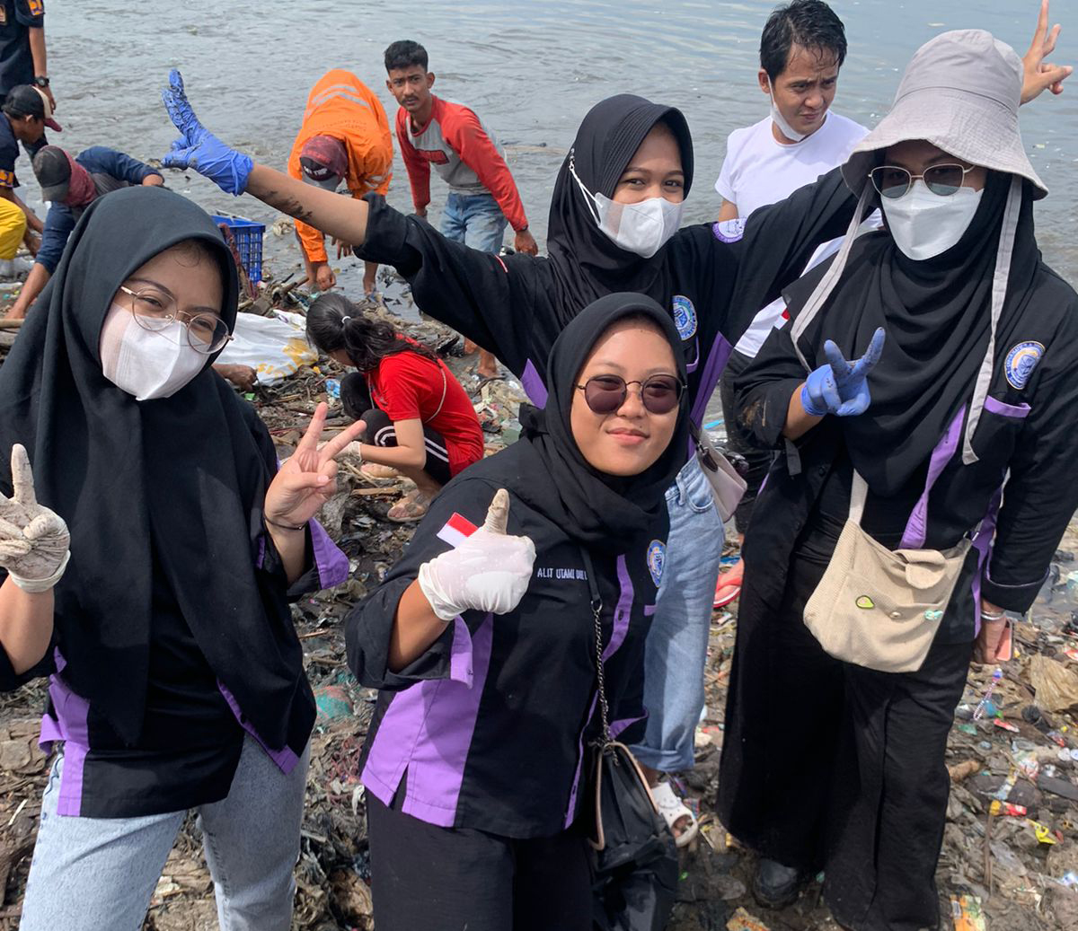 Viral Pantai Sukaraja, Bumiwaras! Mahasiswa Prodi Manajemen dan Bisnis Digital Darmajaya Ikut Bersih-bersih Viral Pantai Sukaraja, Bumiwaras! Mahasiswa Prodi Manajemen dan Bisnis Digital Darmajaya Ikut Bersih-bersih