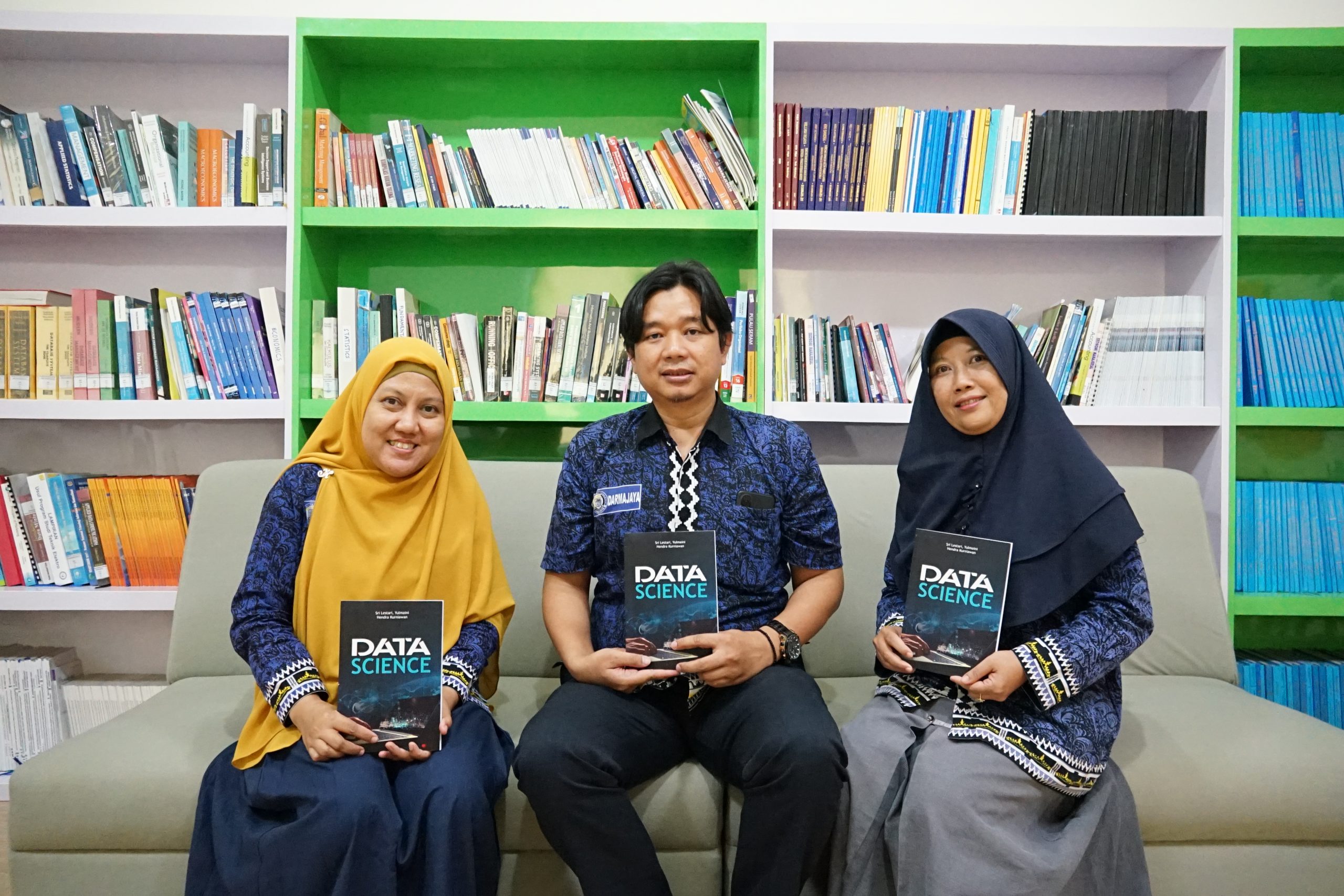 Ketua Prodi Sains Data Kolaborasi dengan Dosen Teknik Informatika Terbitkan Buku “Data Science” Ketua Prodi Sains Data Kolaborasi dengan Dosen Teknik Informatika Terbitkan Buku “Data Science”