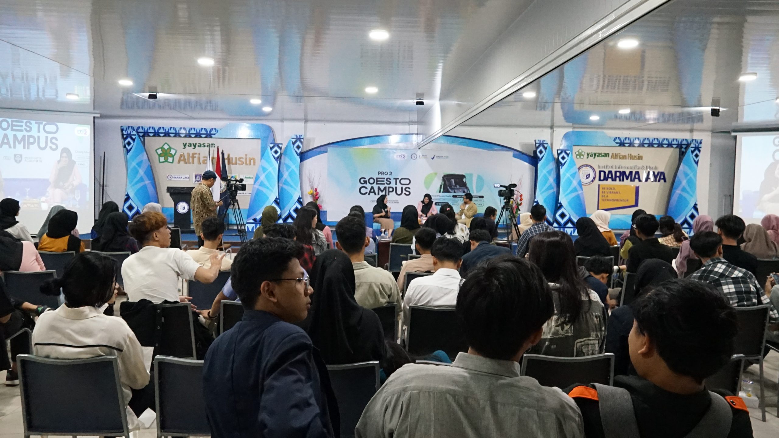 Penyiar Muda Bisnis Digital Darmajaya Digaet Pro 2 RRI dalam Ajang “Goes to Campus Penyiar Muda Bisnis Digital Darmajaya Digaet Pro 2 RRI dalam Ajang “Goes to Campus