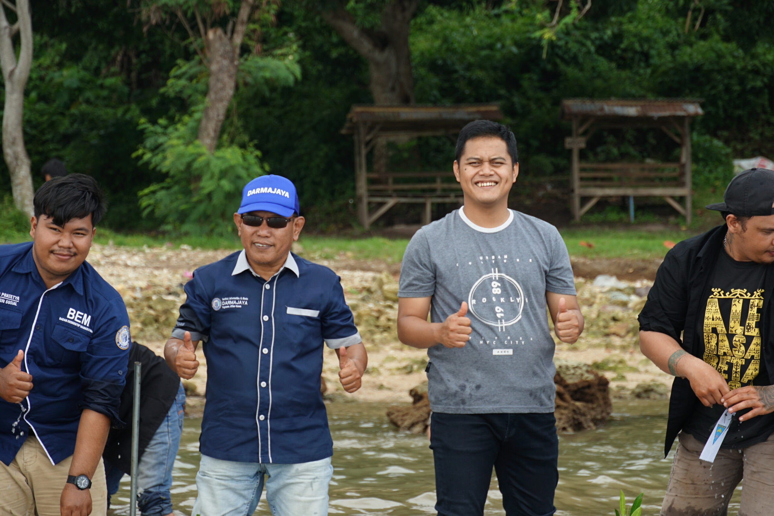 UKM Artala IIB Darmajaya Bersama Mapala dan Sispala Tanam 500 Mangrove di Pesawaran untuk Selamatkan Lingkungan UKM Artala IIB Darmajaya Bersama Mapala dan Sispala Tanam 500 Mangrove di Pesawaran untuk Selamatkan Lingkungan