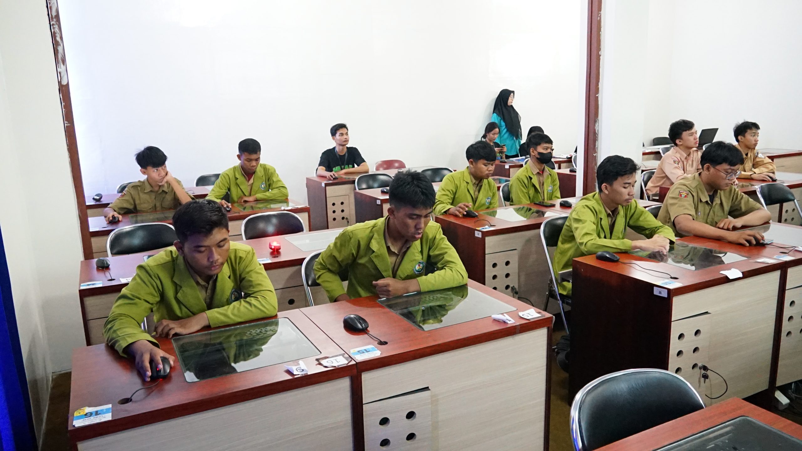 Karnaval IT Season X, Puluhan Pelajar SMA/K di Bandarlampung Belajar Coding bersama Dosen Prodi Sistem Informasi IIB Darmajaya Karnaval IT Season X, Puluhan Pelajar SMA/K di Bandarlampung Belajar Coding bersama Dosen Prodi Sistem Informasi IIB Darmajaya