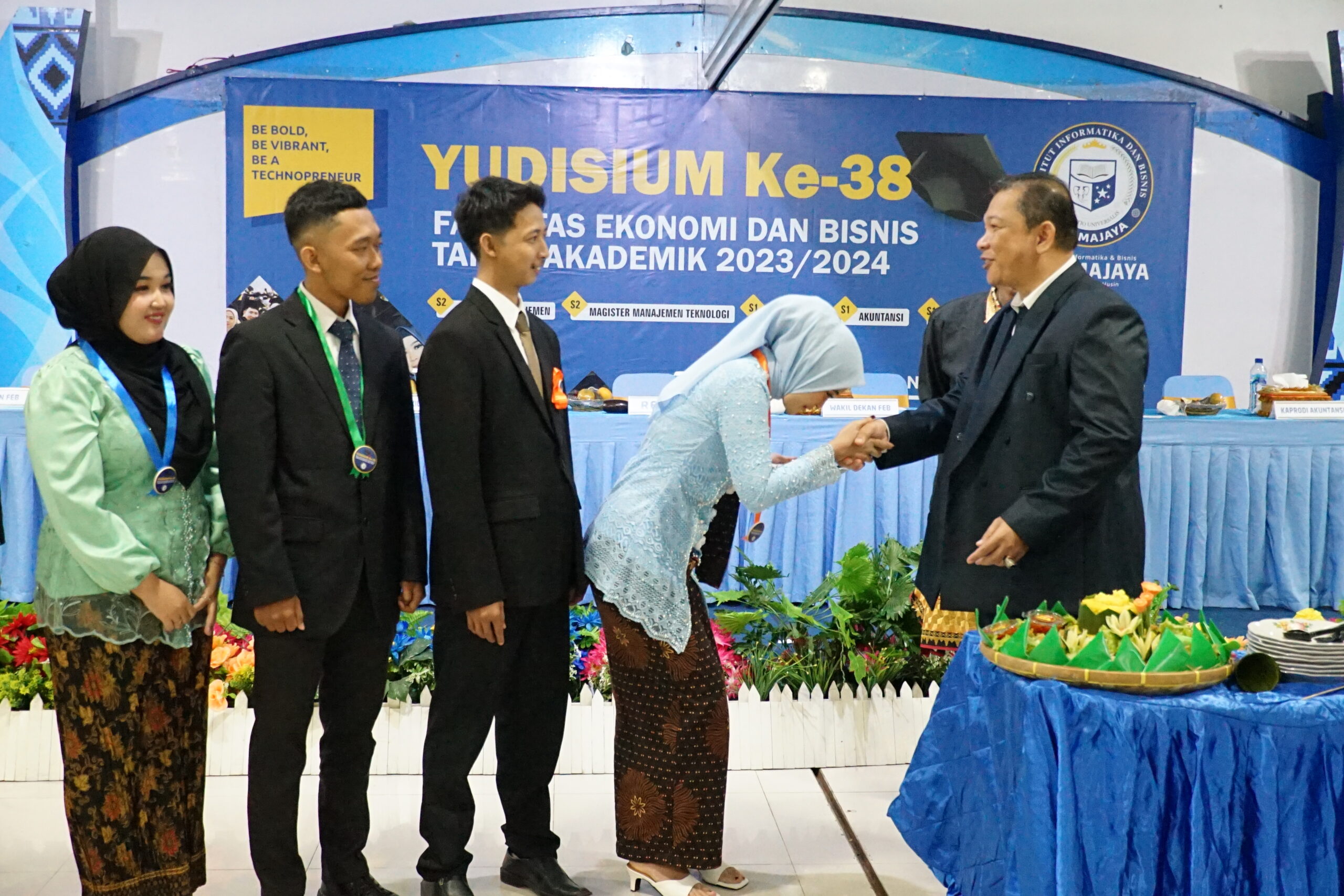 Yudisium Ke-38 Fakultas Ekonomi dan Bisnis IIB Darmajaya: 154 Peserta Siap Melangkah ke Dunia Profesional Yudisium Ke-38 Fakultas Ekonomi dan Bisnis IIB Darmajaya: 154 Peserta Siap Melangkah ke Dunia Profesional