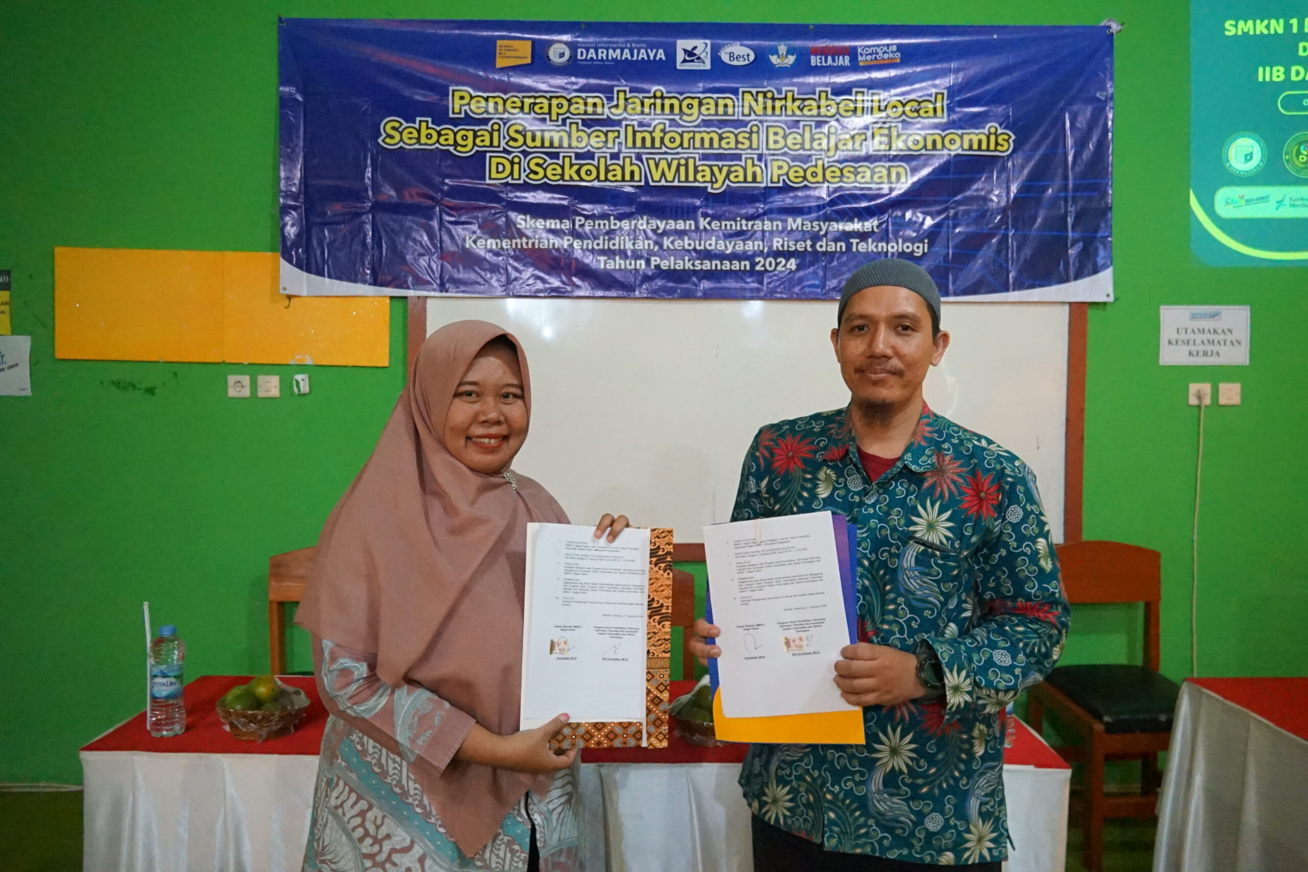 Revolusi Pendidikan: Kolaborasi SMKN 1 Negerikaton dan Darmajaya Bawa Teknologi ke Kelas! Revolusi Pendidikan: Kolaborasi SMKN 1 Negerikaton dan Darmajaya Bawa Teknologi ke Kelas!