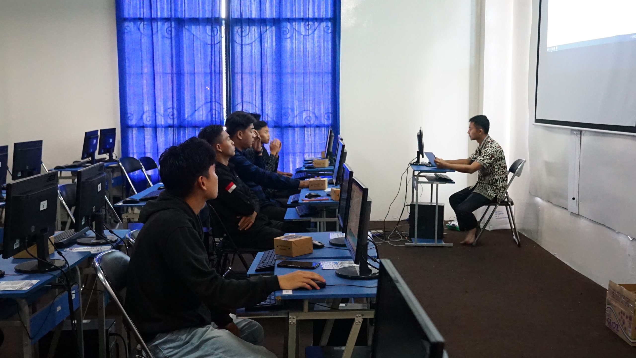 Puluhan Pelajar SMA/K se Provinsi Lampung Ikuti Pelatihan di Laboratorium IIB Darmajaya Puluhan Pelajar SMA/K se Provinsi Lampung Ikuti Pelatihan di Laboratorium IIB Darmajaya