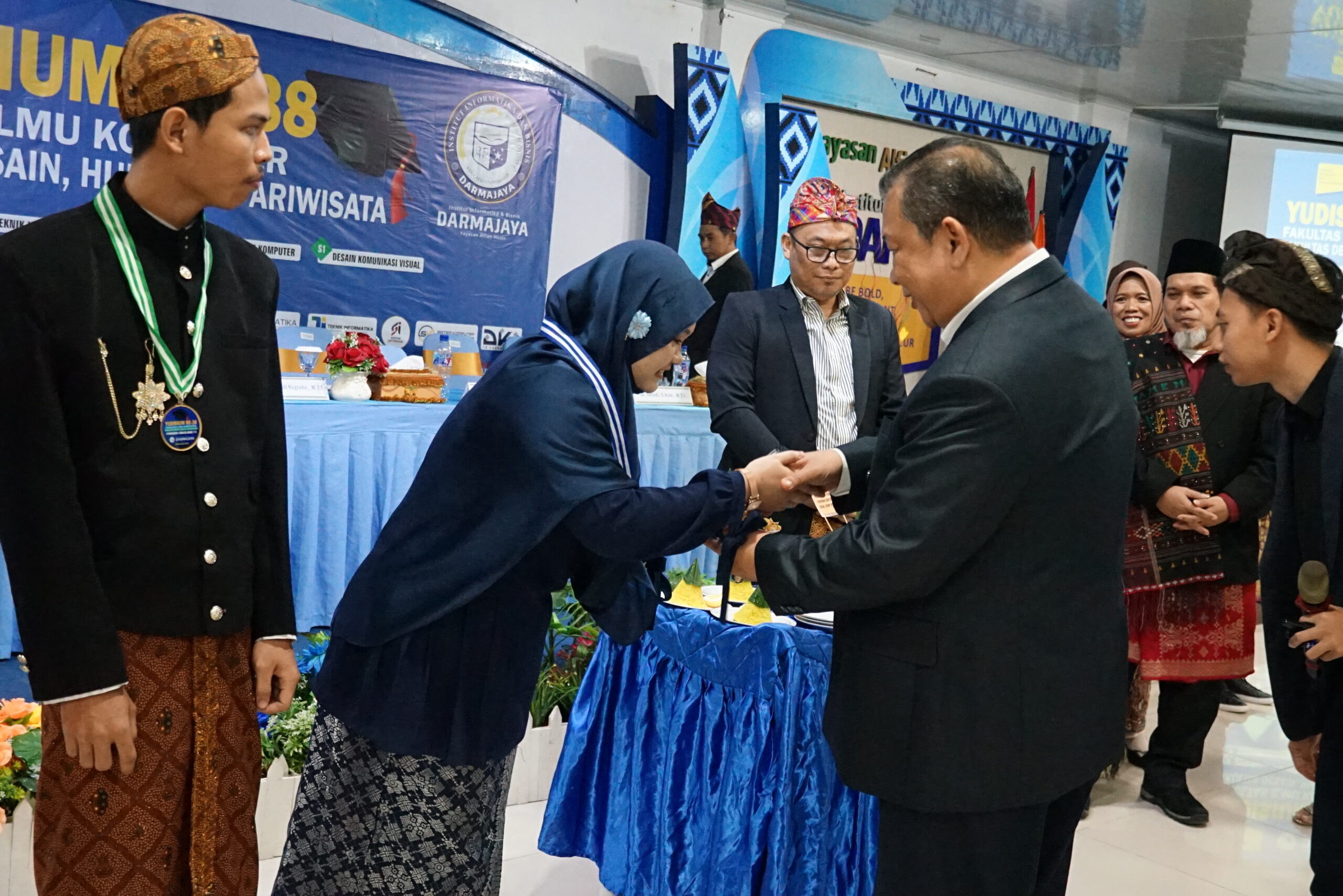 Prestasi Gemilang dan Nuansa Nusantara Warnai Yudisium Filkom dan Fakultas DHP IIB Darmajaya 2024 Prestasi Gemilang dan Nuansa Nusantara Warnai Yudisium Filkom dan Fakultas DHP IIB Darmajaya 2024