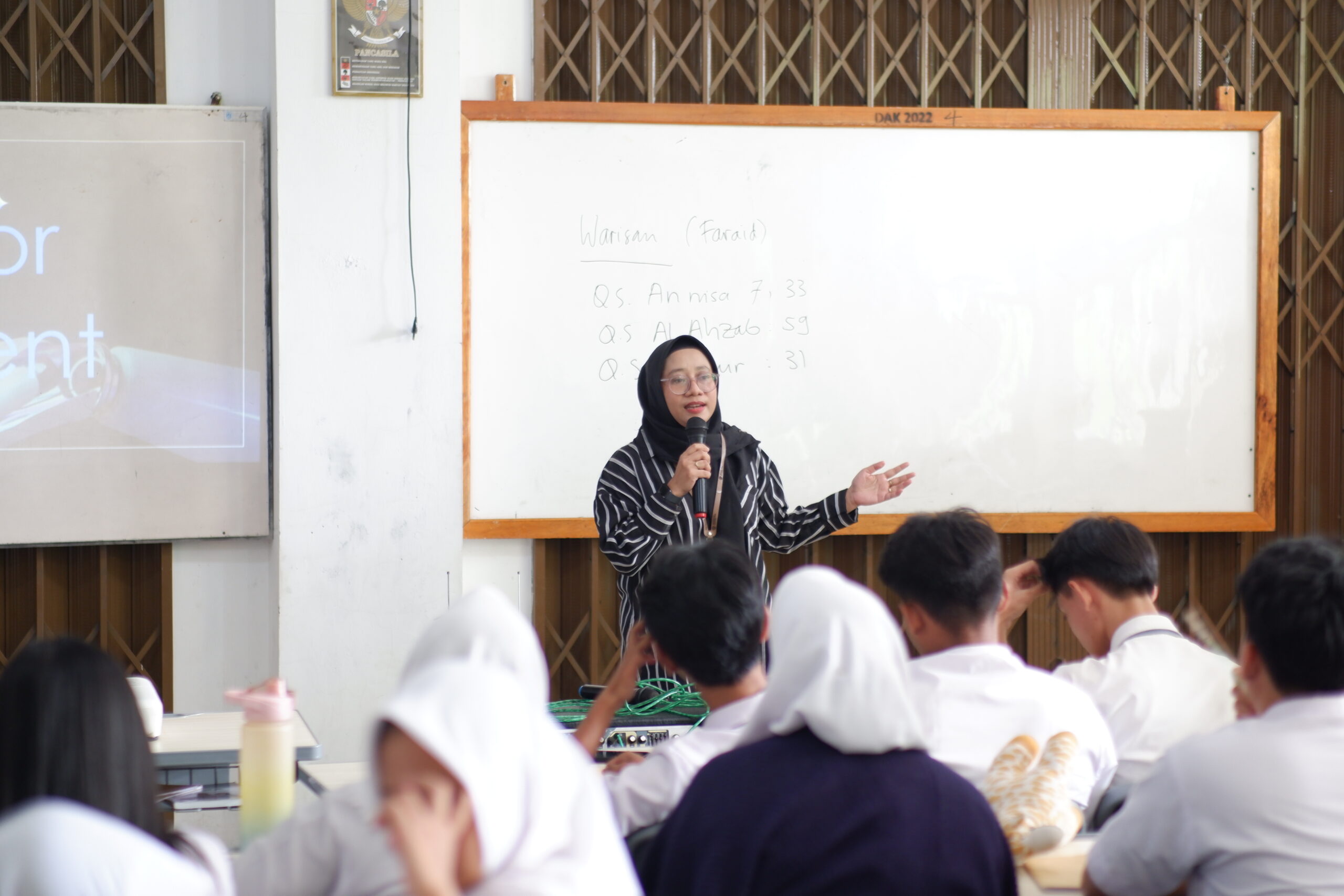 Pelatihan AI oleh Dosen Darmajaya: Bekali Siswa SMAN 4 Bandar Lampung dengan Keterampilan Digital Pelatihan AI oleh Dosen Darmajaya: Bekali Siswa SMAN 4 Bandar Lampung dengan Keterampilan Digital