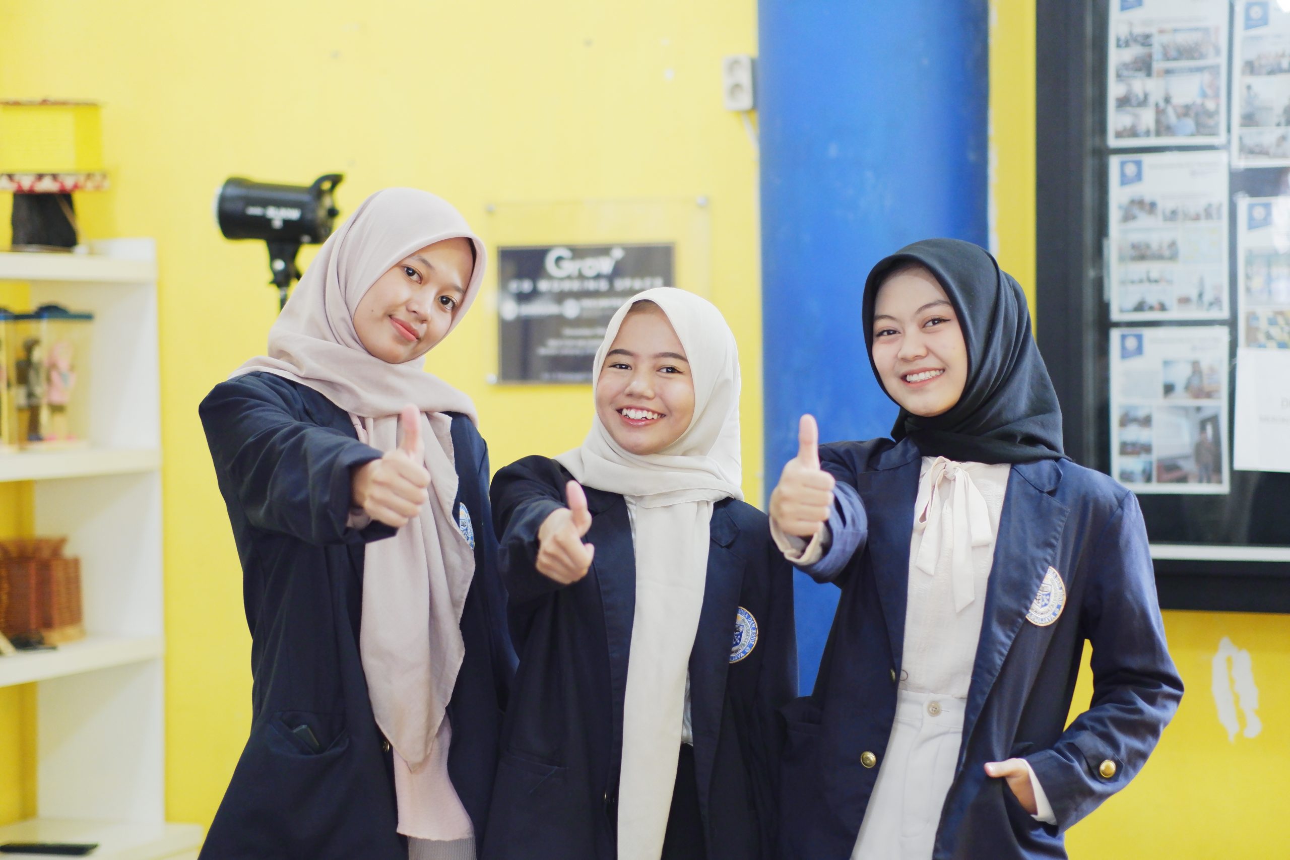 Mudahkan Para Pencari Jasa Makeup, Tiga Mahasiswi Jurusan Bisnis Digital Penerima P2MW dari Lampung ini Buat Aplikasi Beauty Luxe Mudahkan Para Pencari Jasa Makeup, Tiga Mahasiswi Jurusan Bisnis Digital Penerima P2MW dari Lampung ini Buat Aplikasi Beauty Luxe