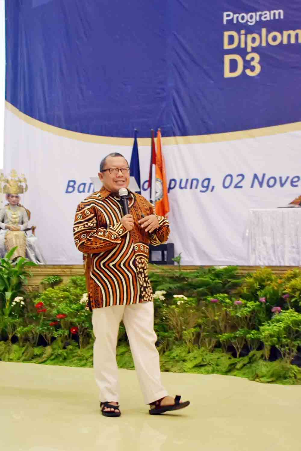 Onno W Purbo : Wisudawan Darmajaya Beruntung Jadi Anak Daerah Onno W Purbo : Wisudawan Darmajaya Beruntung Jadi Anak Daerah