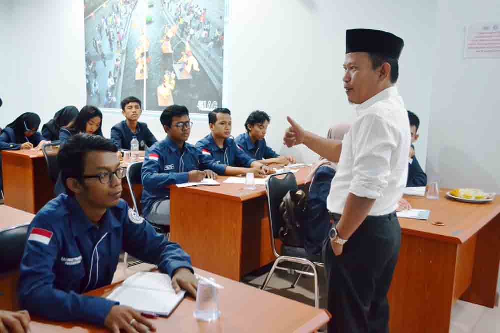 Orientasi Pengurus BEM DarmajayaLatih Jiwa Kepemimpinan Orientasi Pengurus BEM DarmajayaLatih Jiwa Kepemimpinan