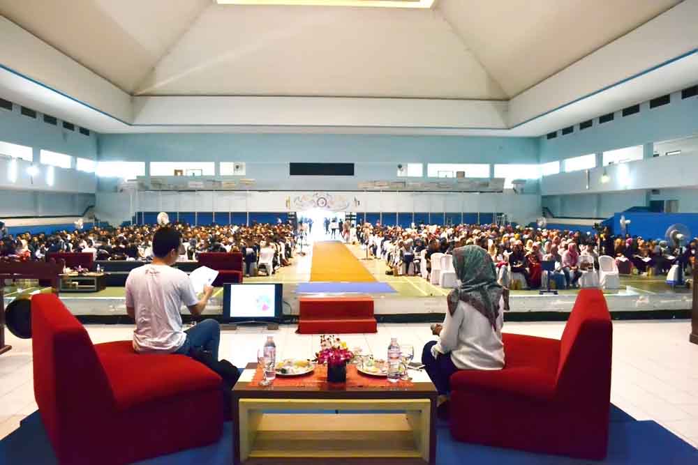 Tere Liye Ajak Mahasiswa Darmajaya Kreatif Berkarya Tere Liye Ajak Mahasiswa Darmajaya Kreatif Berkarya