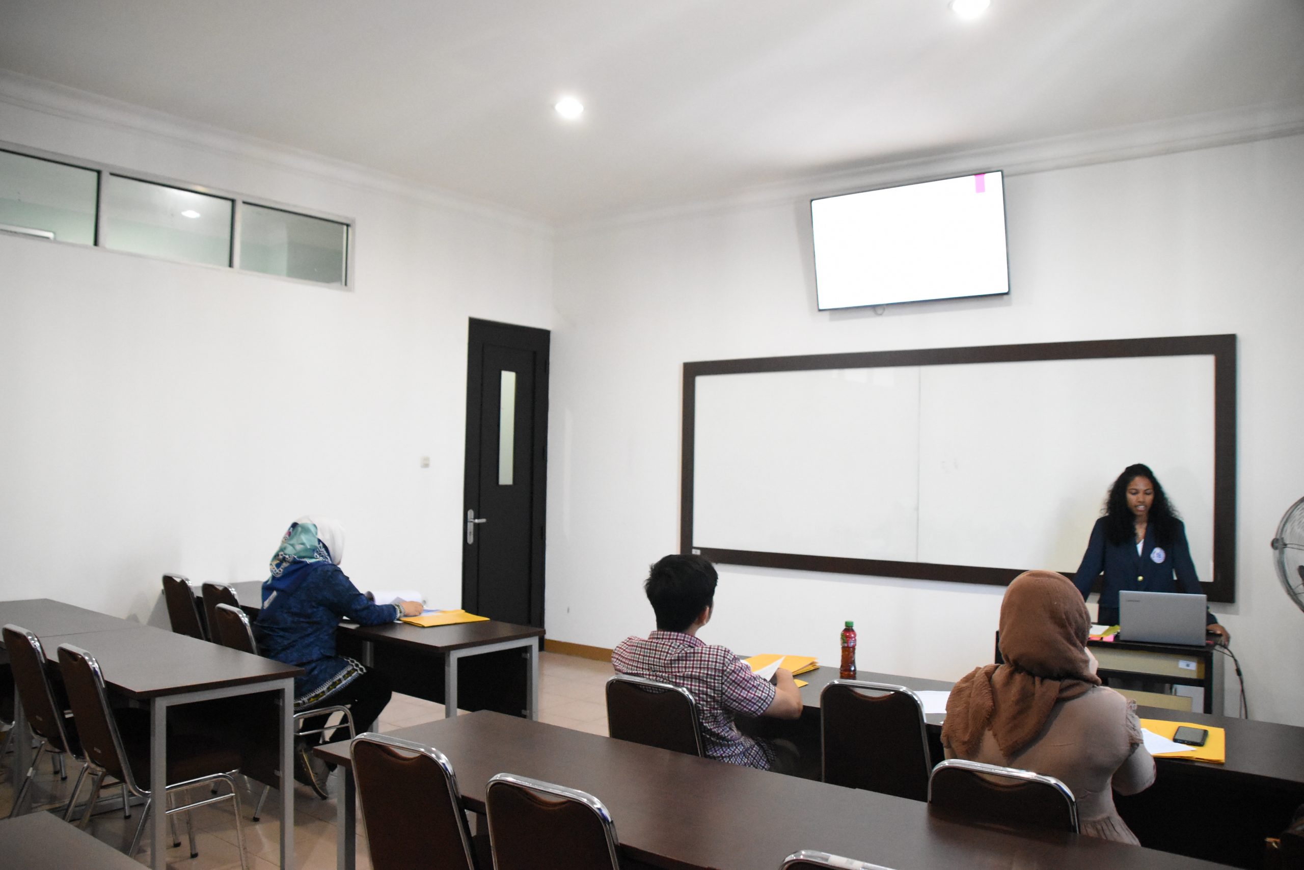 Mahasiswi Madagaskar IIB Darmajaya ini Jalani Seminar Proposal Penelitian Tugas Akhir Mahasiswi Madagaskar IIB Darmajaya ini Jalani Seminar Proposal Penelitian Tugas Akhir