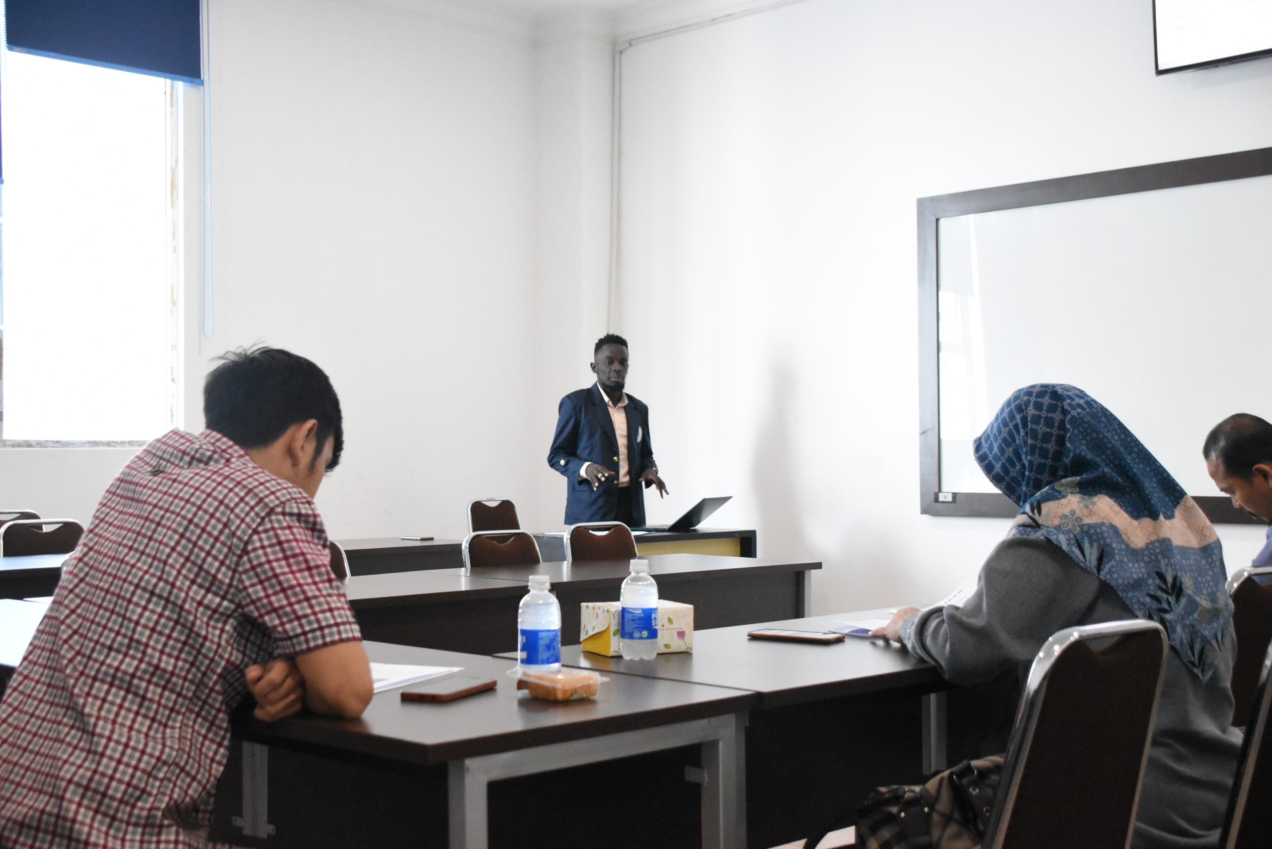 Mahasiswa Kelas Internasional IIB Darmajaya Asal Uganda ini Seminar Proposal, Ini Kata Ken Mahasiswa Kelas Internasional IIB Darmajaya Asal Uganda ini Seminar Proposal, Ini Kata Ken
